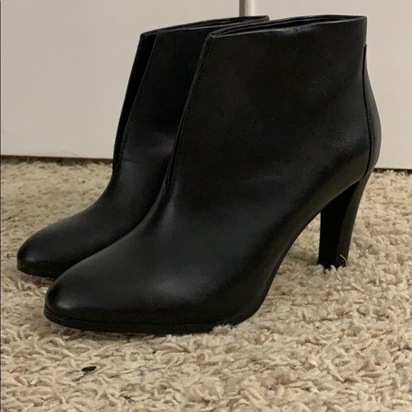 tahari meredith bootie